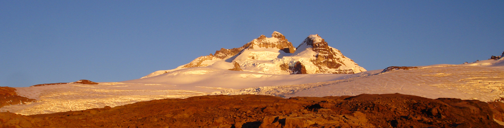 Cerro Tronador im Nationalpark Nahuel Huapi bei Sonnenaufgang